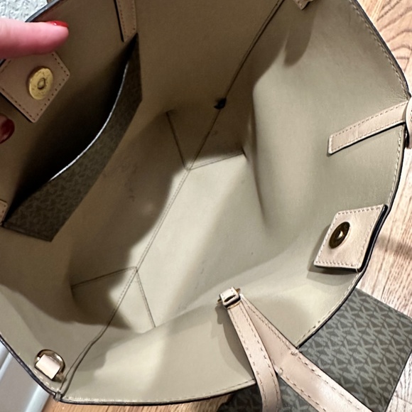 Michael Kors Large Tote - Picture 4 of 9